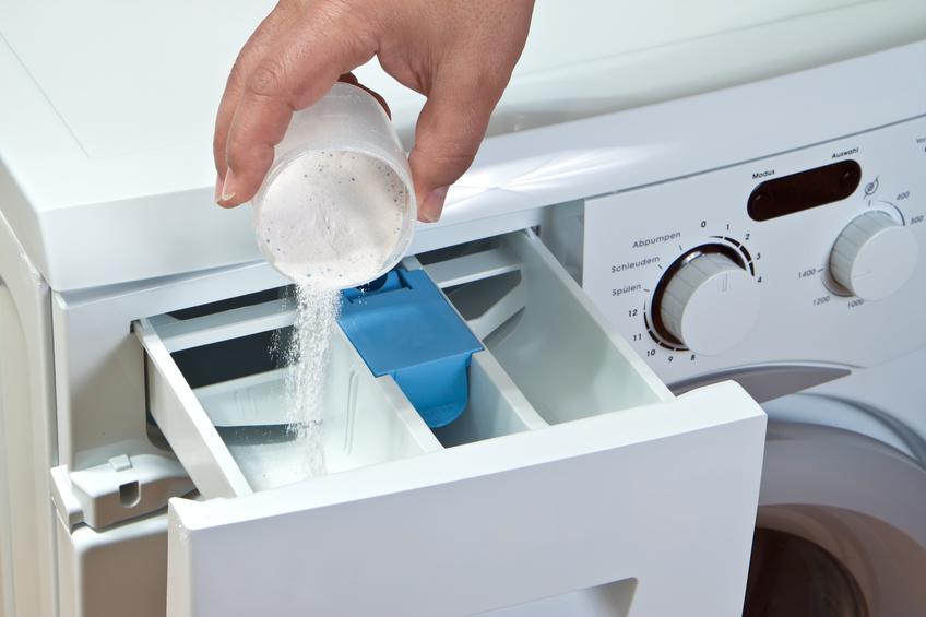 Waschmaschine mit Waschmittel füllen
