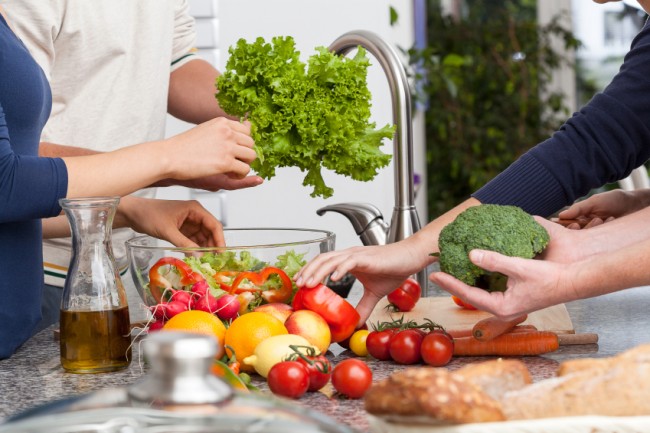 gemeinsames Kochen mit Gemüse