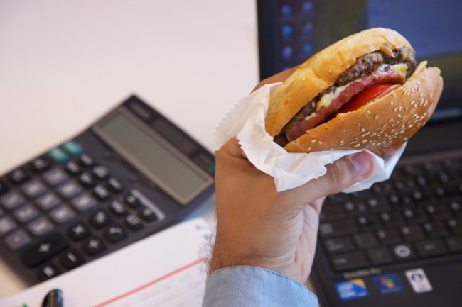 Schnell nebenbei das Essen verschlingen. Das macht weder satt, noch fühlt man sich wohl.