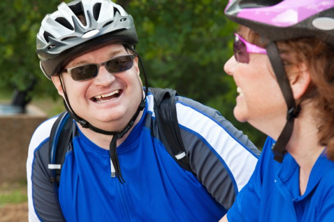 fahrradfahrer-lachend-mit-frau