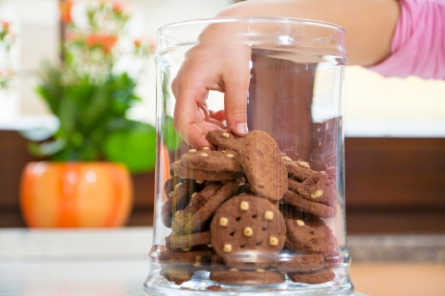 hand-in-glas-voller-cookies