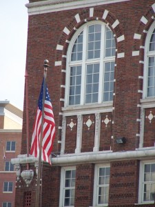 Amerikanische Flagge vor Universität