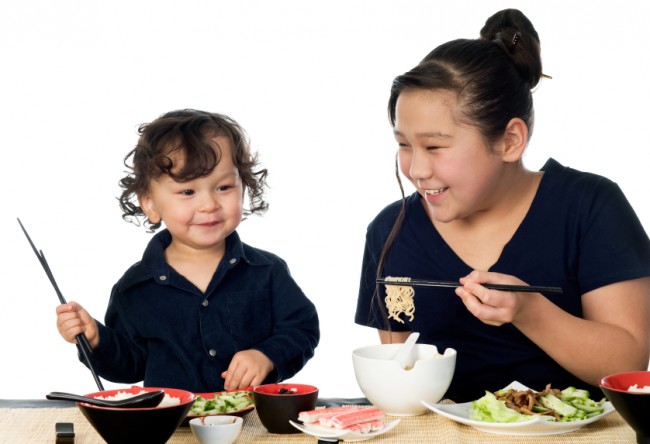 Asiatische Kinder beim Essen